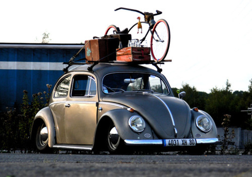 Slammed VW Bug with a Fixie cruiser and leather luggage