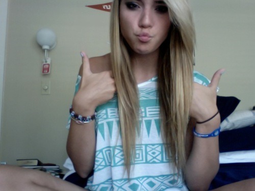 summertanningsluts:

h1psters-be-trippin:

.

she is soo prettyy . i love her toppp/
