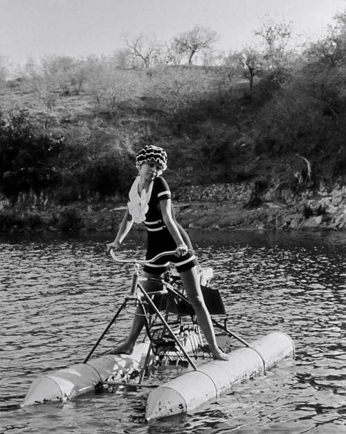 Brigitte Bardot rides an aqua bike.

Note to Rides A Bike fans: Can you identify this still? What film is it from? Email to ridesbike@gmail.com. Merci bien!
