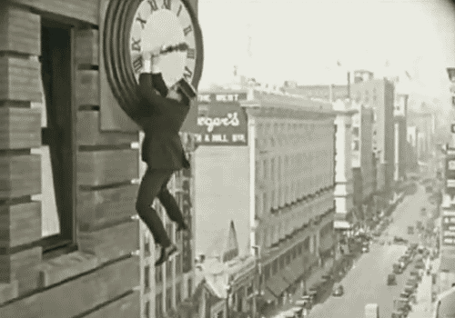 1923 "Durante o stunt famoso relógio da torre, Harold Lloyd não é tão longe do chão, como ele aparece.  O edifício em que ele sobe na verdade foi uma parede falsa construída sobre o telhado de um arranha-céu real e habilmente fotografados para manter a ilusão. "- IMDB (via maudit)