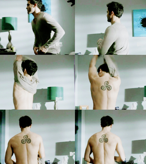 Does tyler hoechlin have a tattoo?