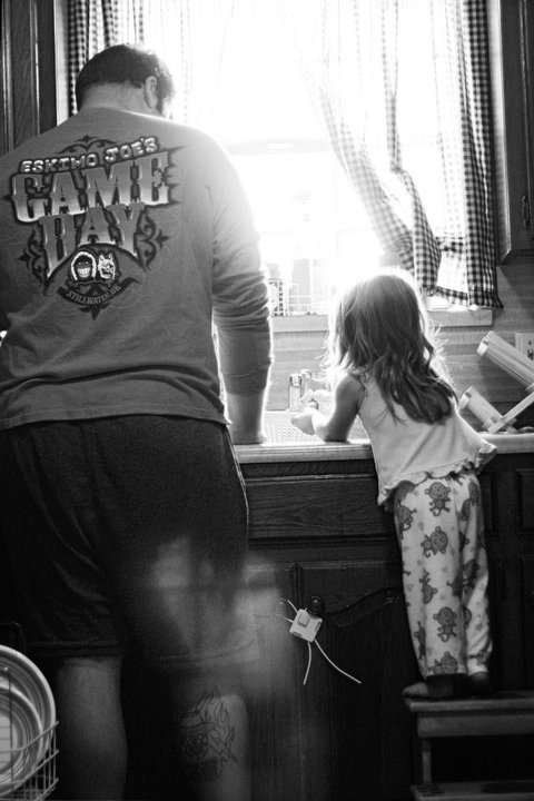 117. Doing the dishes together is a great way to teach her responsibility. It’s also not a bad way to demonstrate the kind of behavior she should expect from a future husband.
(photo: mollipop photograpy)
