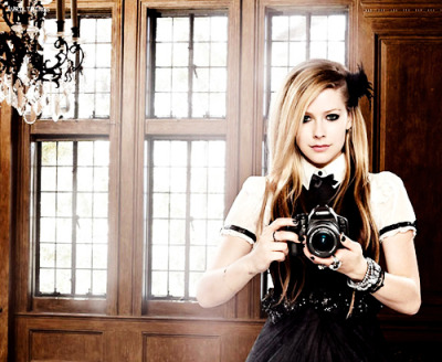 sertanejo:

Não diga, não fale, não demonstre o que não é.      Avril Lavigne
