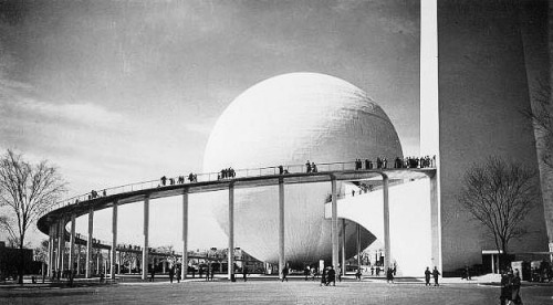 enochliew:

The Trylon and Perisphere were two modernist structures built for the 1939–40 New York World’s Fair.
