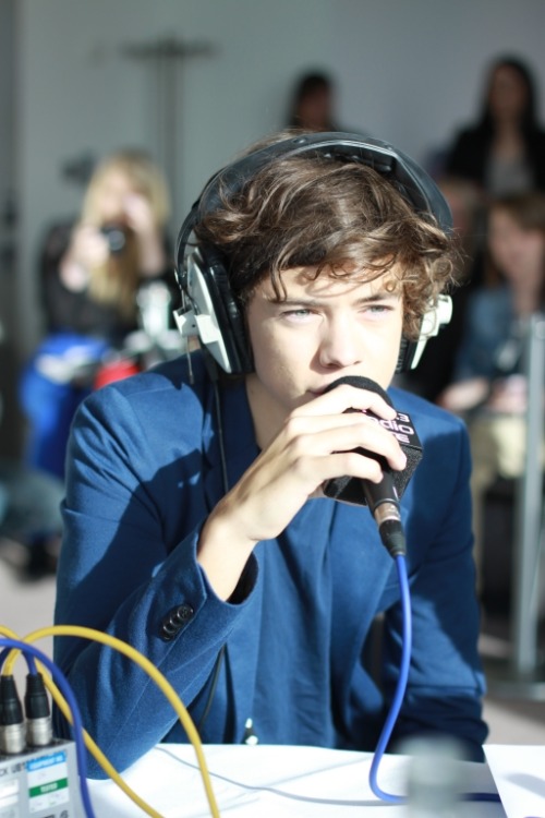 http://emilysaskia.tumblr.com/ he looks like hes kissing the mic .. brb editing my face insted of the mic ..