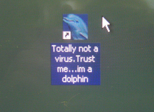 Tuti nem egy vírus vagyok, hanem egy delfin