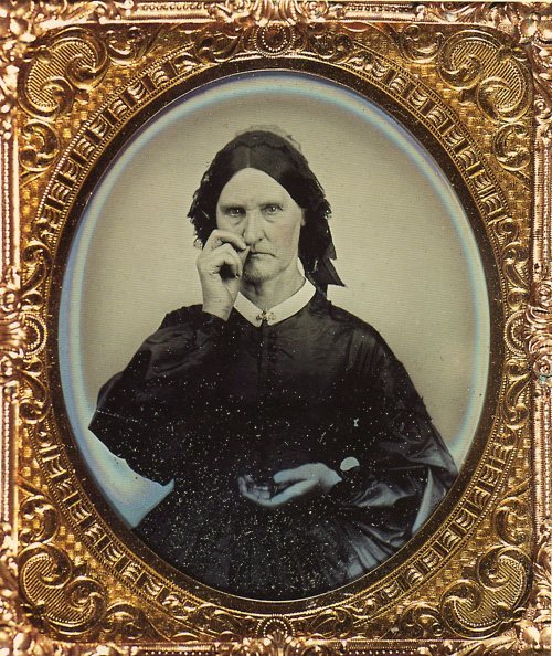 1855 Lady usando rapé.  (Via ratsoff e holdthisphoto)