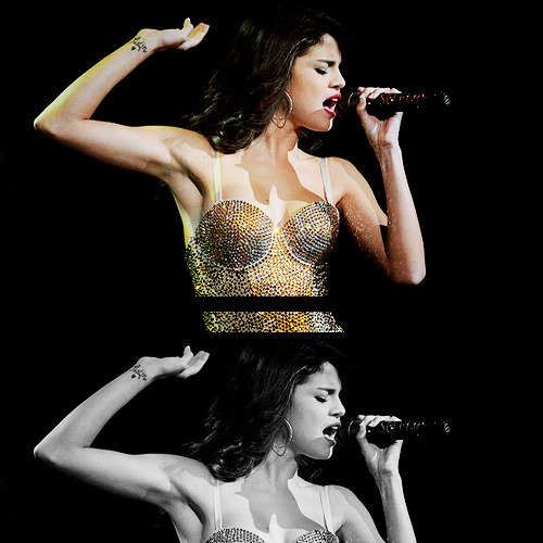   Selena had &#8216;Justin&#8217; written on her wrist during her concert last night.  