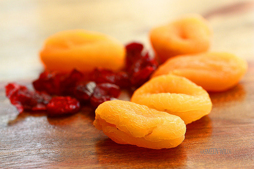 ffoodd:

cranberries and apricots (by cantik1980)
