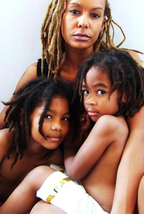 blucanon:

shanyluv:

mama &amp; little ones

I want my wife to be as such; to have kids with locs too
