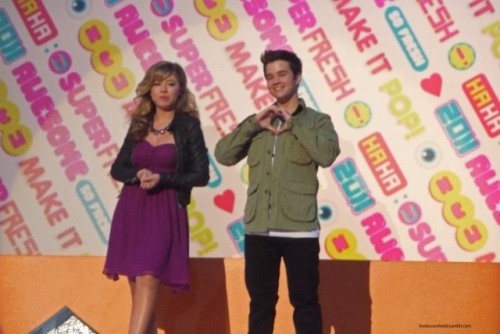 Jennette and Nathan Making heart shape in his hand D Jennette Mccurdy