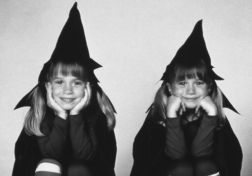  TAGS mary kate and ashley olsen twins halloween costume witch 90s
