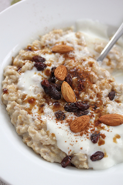 givemehealth:

Oatmeal with yogurt, raisins, almonds and cinnamon
YUM.
