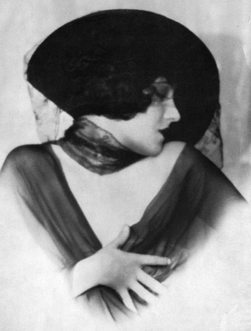 theclutteredclassicattic:

Gloria Swanson, 1920s

