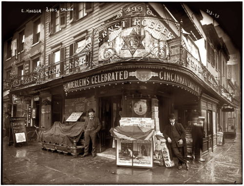 lostsplendor:

Roeber’s Cafe, c. 1908 (via Shorpy Historical Photo Archive)
“On the left, champion wrestler and vaudeville impresario Ernst Roeber (1861-1944) and his Manhattan saloon at 499 Sixth Avenue around Easter 1908.”
