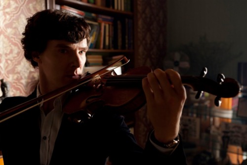 cumberqueen:

marielikestodraw:

wehadchipsin221b:

OH MY GOD!

Hello promo pic :D Oh, you people are gonna love the violin in Scandal… #run

This is from The Fall. 
High res. 

I might be dead now&#8230; *____*