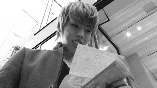 Dongwoo reading a fan letter  ヾ(＾▽＾*)