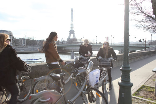merd-e:  those bikes are all over paris. 