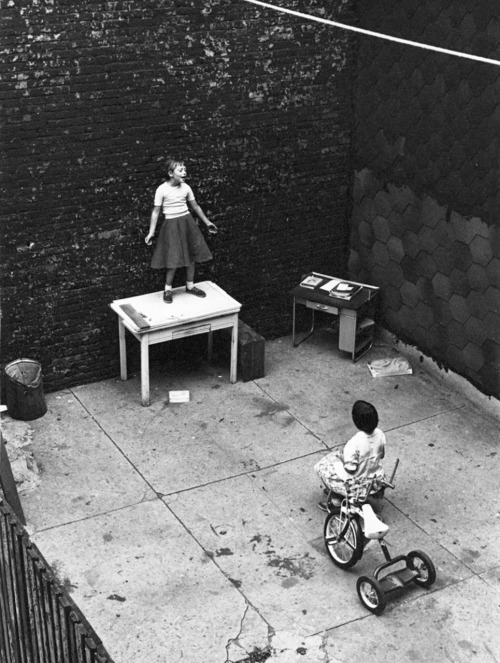 wonderfulambiguity:

William Gale Gedney, Girl standing on desk in courtyard, performing for a seated girl, ca. 1955
