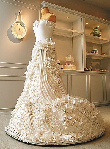 wedding cake shaped like a wedding dress Posted 2 months ago 47 notes