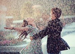 #Ele: Qual é seu sonho? #Ela: Ser beijada na chuva… E o seu? #Ele: Que chova agora.