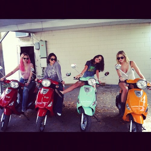  Ashley Benson Instagram with Selena and Vanessa:“Ridinnnn” 