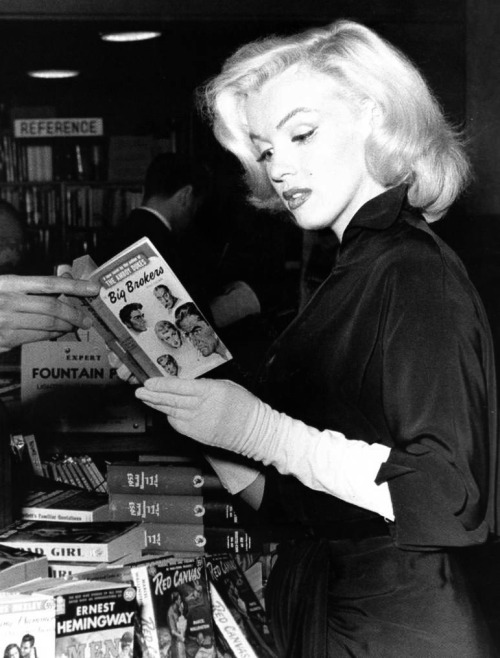 vintagegal:

Marilyn Monroe photographed by Andre De Dienes 1953
