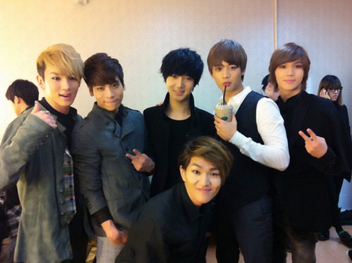 120324 Yesung tweeted at KST 1:45 AM
오늘샤이니동생들컴백이어서 응원다녀왔습니다^^ 비쥬얼은거의모..친구같죠? ㅎ
Today is SHINee dongsaeng&#8217;s comeback, so I went to support them^^ Visually look almost like (same age) friends? 