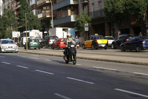 Las mujeres de Barcelona son muy calientes montar sus motocicletas y todos