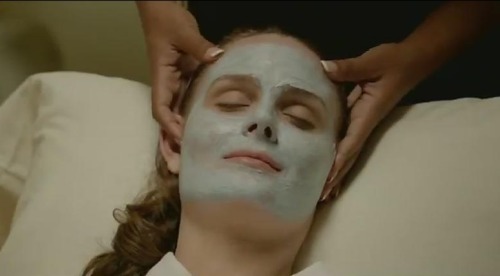 biba79:

She looks perfect even with green goo on her face!
