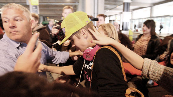 A fan touching Justin&#8217;s hair at the airport in London