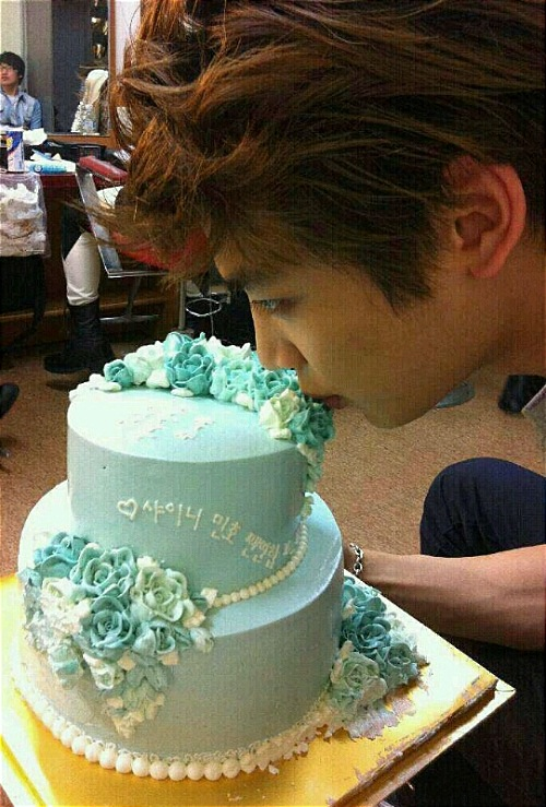 Minho me2day update thanking fans 120425 -

[민호] 덕분에 무사히 한국활동 마쳤어요~~ 너무 고마워요^^ 잘 다녀올게요!
thanks to everyone , Korea activities has successfully ended ~~i&#8217;m really thankful ^^ will come back safely&#160;!

Credit SHINee me2day 
Chinese translation via: www.shineeing.net★及[翻译：精精]
English translation&#160;: Forever_SHINee