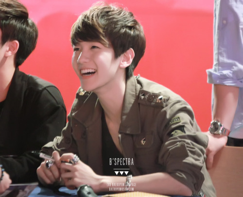 120430 EXO-K fansign Happy Birthday to our main vocal Baekhyun oppa^____^aww his smileT^T soooo cuteT__T cr: b’spectraPlease DO NOT EDIT, TAKE WITH FULL CREDITS 