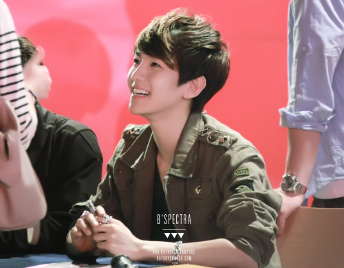 120430 EXO-K fansign Happy Birthday to our main vocal Baekhyun oppa^____^aww he is just like a cute kiddㅋㅋhis smileT____T  cr: b’spectraPlease DO NOT EDIT, TAKE WITH FULL CREDITS 