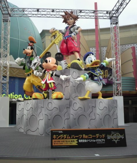 Pour fêter l’annonce de Kingdom Hearts Re: Coded, le parc Tokyo Disney Sea accueil un statue à l’éffigie des héros du jeu.
Après le Gundam géant… Décidément, ils font des statues de tout au Japon!
Et c’est pas pour nous déplaire. :)
