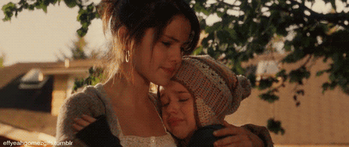 selena abbraccia un bambina che piange su Selena Gomez