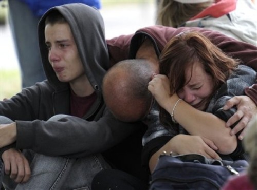 animalbackwaards: promotingpeace: Fifteen-year-old Kent Manning, left, and his sister Libby, 18, react with their father, who asked not to identified, after they were told by police that there was no hope of finding Kent and Libby’s mother alive in a collapsed building following a 6.3-magnitude earthquake Tuesday, in Christchurch, New Zealand, Wednesday, Feb. 23, 2011. &lt;/3 