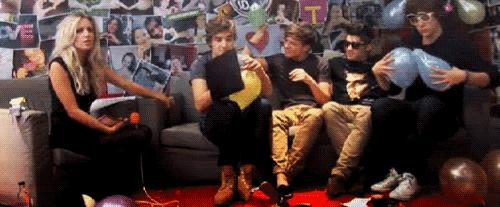 theonedirectiongifs: omg so many great things going on here, liam getting smashed with balloons by louis, zayn just chilling on the couch thinking omg im so pretty and harry trying his balloon boobs on i love them 