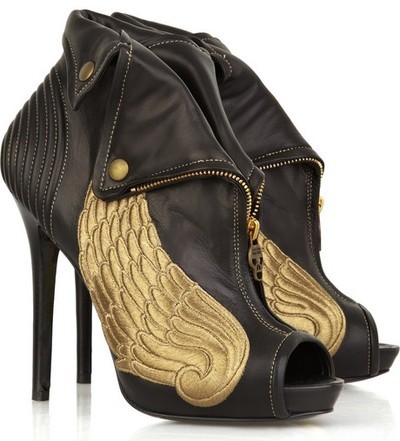 citizens-of-panem:Alexander McQueen made these Hunger Games inspired boots. Needless to say you will be the talk of the Capital if you wear them. GIVE ME THESE RIGHT NOW