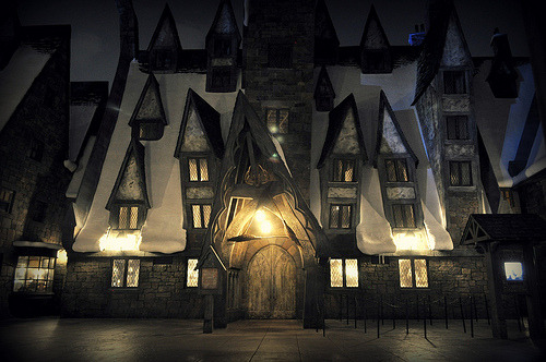 The Three Broomsticks at night (by mich&amp;pics) 