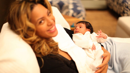 helloblueivycarter: Beyoncé Holding Baby Blue 