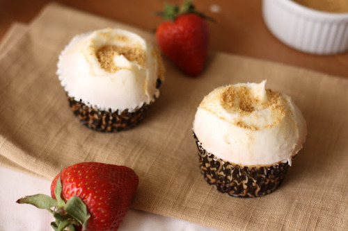 gastrogirl: ‘hummingbird bakery’ strawberry cheesecake cupcakes.