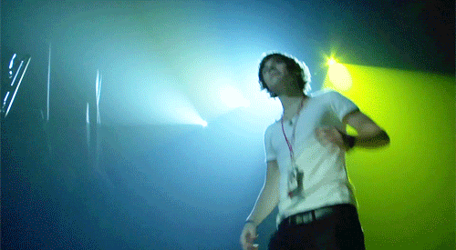  Harry mastering another awkward dance move. 